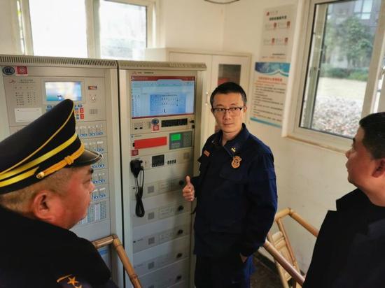 節(jié)前消防檢查如何進行 爬四米多高看消防水池有沒有水