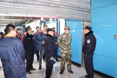 青島軌道交通消防大隊(duì)深入地鐵各站點(diǎn)開展夜間錯(cuò)時(shí)檢查