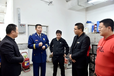 新疆昌吉15個(gè)消防檢查組集中開(kāi)展夜查行動(dòng)，筑牢消防安全防線